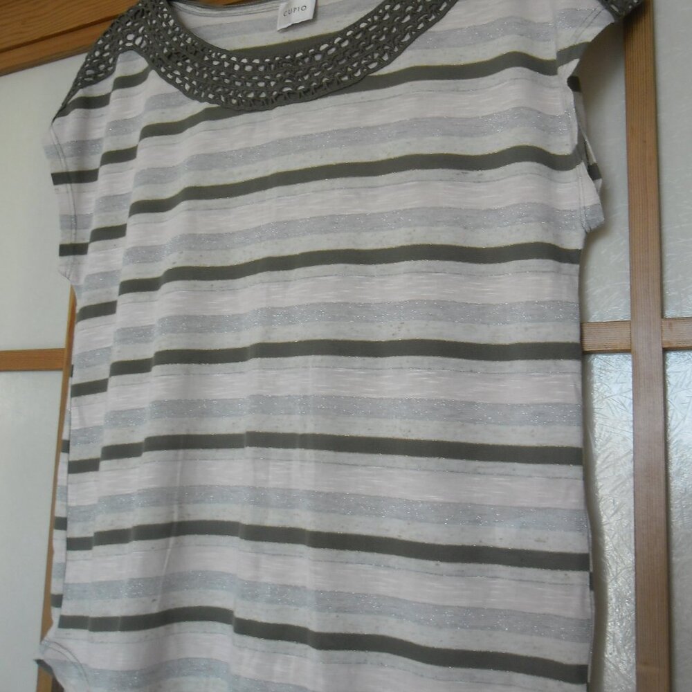 Striped top with some subtle gold & silver thread. Medium size.